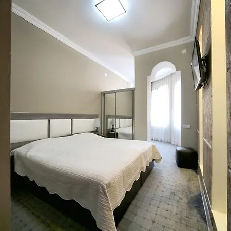 Discovery Hotel Кутаиси Экстерьер фото